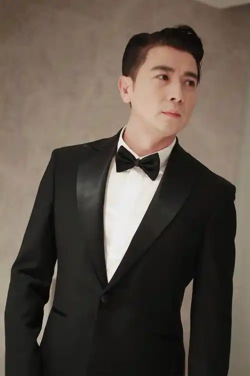 央视新年音乐会跨年保剑锋跨年两连唱演技男神成跨界歌王