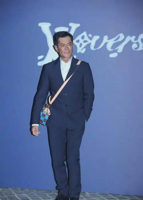 香港lv大秀古天乐和周润发同台脸僵笑容不自然