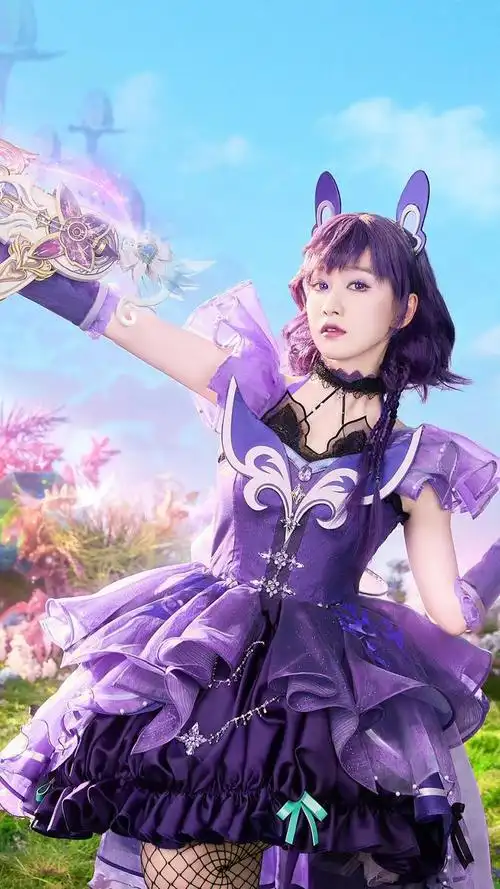 《巴啦啦小魔仙》严莉莉回归!刘美含 cos 严莉莉,很漂亮 !