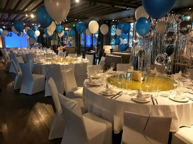 这是八月六号的一个成人礼  十八岁生日宴会  我们要负责场地摆放  我