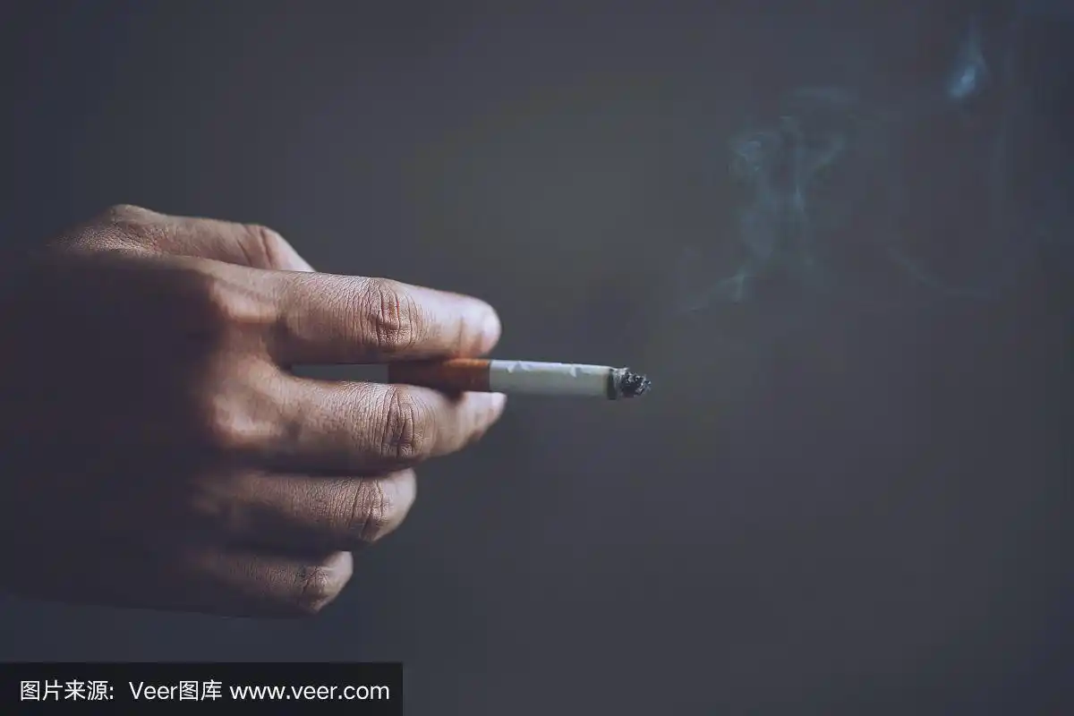 香烟烟雾扩散.暗的背景