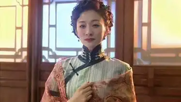 李小冉穿上旗袍展现优雅高贵气质,风情万种