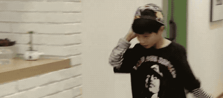 的胡一统一样偶尔出现,而是同样重要,她带着江南嫁给了杜伟(高亚麟饰)