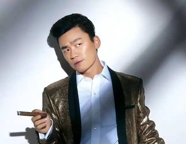 王宝强聚餐女员工搀扶,不见冯清陪伴,网友:真分了?_成功_债务_女朋友