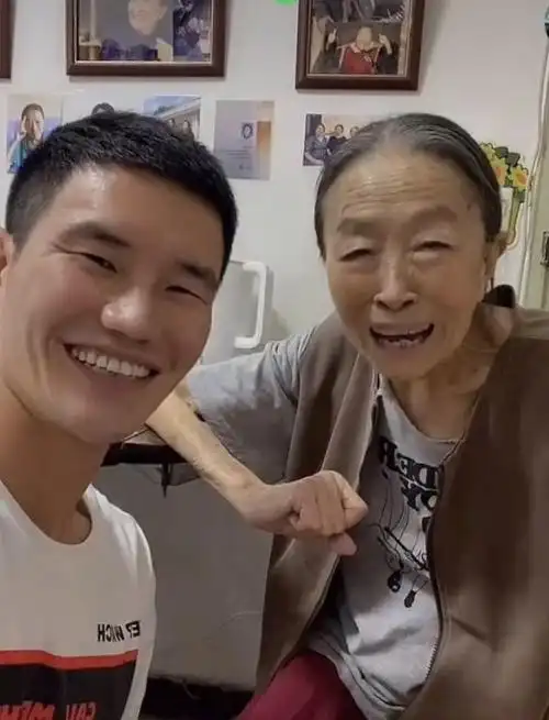 嘎子哥谢孟伟探望张少华,瘦成皮包骨比年轻人抗冻,穿短袖身体好