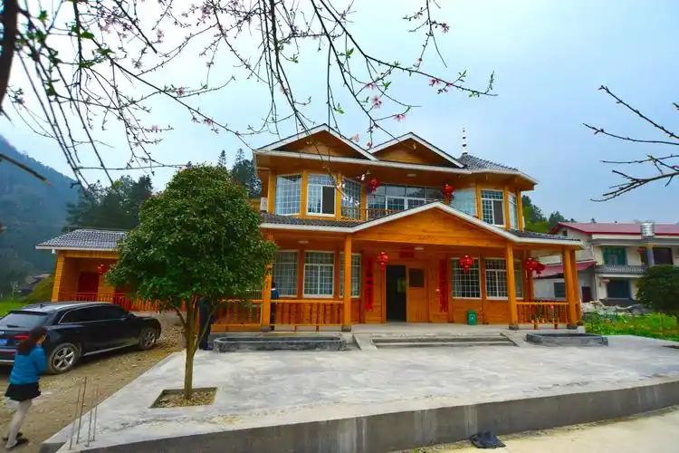 居家木屋别墅一:上下两层楼共六房两厅四卫,三方廊亭,单独厨房餐厅.