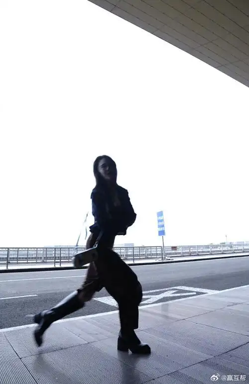 张馨予机场出发照##张馨予竹签包