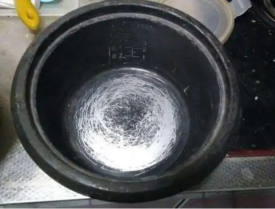 电饭锅使用小窍门:1,电饭锅做食物,把内胆放入外壳后要左右转动几次