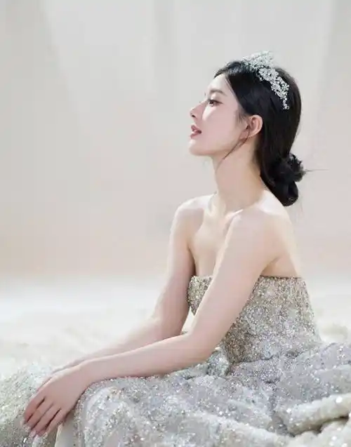 在生日照拍摄的第一张照片中,赵露思穿着引人注目的银河礼服.