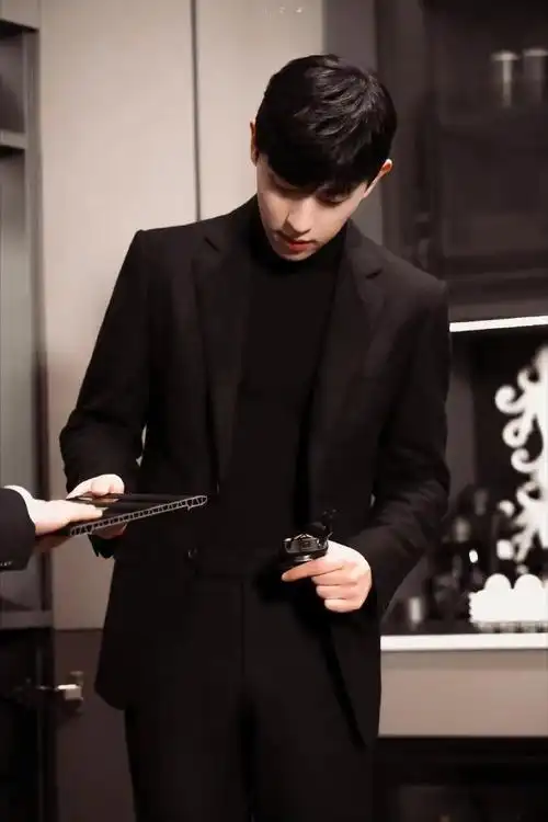 邓伦#此时此刻超级想看老公穿西装  今年生日可以拥有新的西装小王子