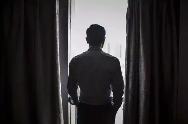 他推开病房的门,带着几年未见的成熟和沧桑,却依然是那个孩子.