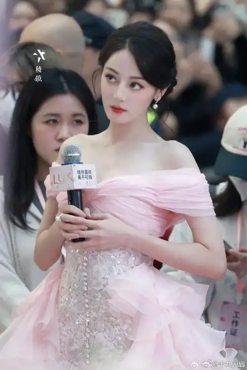 热巴和娜扎的红毯图造型,你们觉得谁更有星味一点