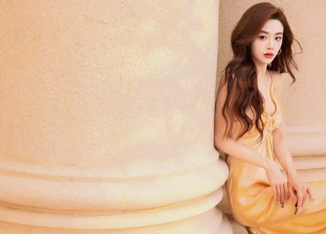 喻言# 一抹香槟色吊带连衣裙,勾勒出性感妖娆的婀娜身材,前凸后翘