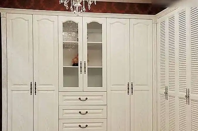 现在比较流行的就是安装平开门衣柜,平开门安装后的效果非常美观,而且