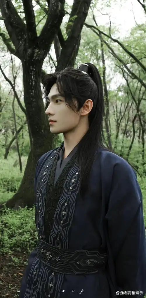 杨洋被称为古偶界天花板,军艺出身,顶流实力不容置疑