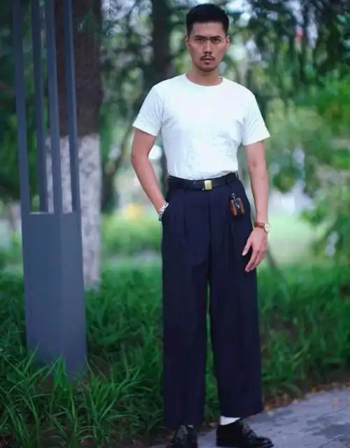 四五十岁男人,夏天穿t恤尽量别配"短裤,紧身裤",油腻很土气