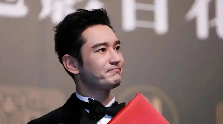 在逐渐认识到自己的现状后,黄晓明决定改变自己的策略.