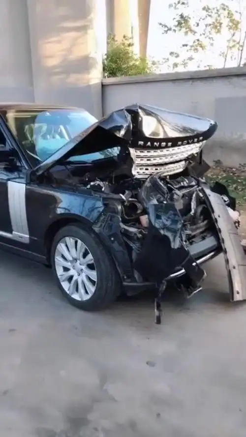 路虎揽胜撞成这个惨样,当报废车卖了!