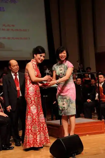 致公党员吴艳彧放歌新加坡