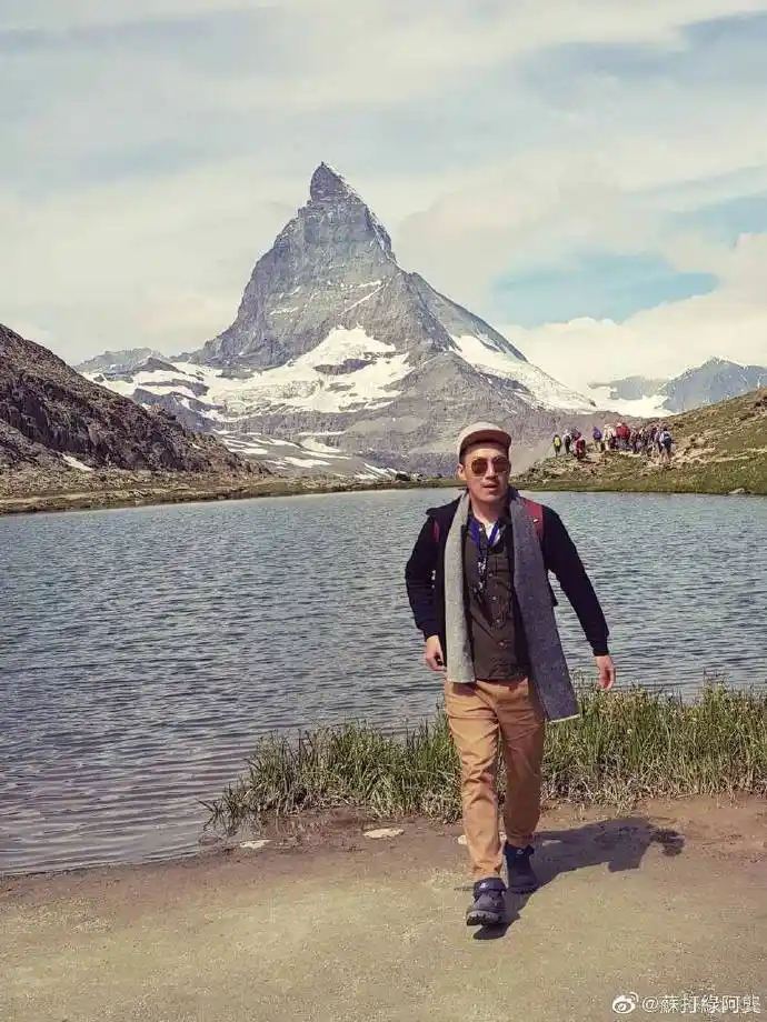 苏打绿键盘手龚钰祺|中国台湾|图源阿龚微博投稿人:如画美景前的老