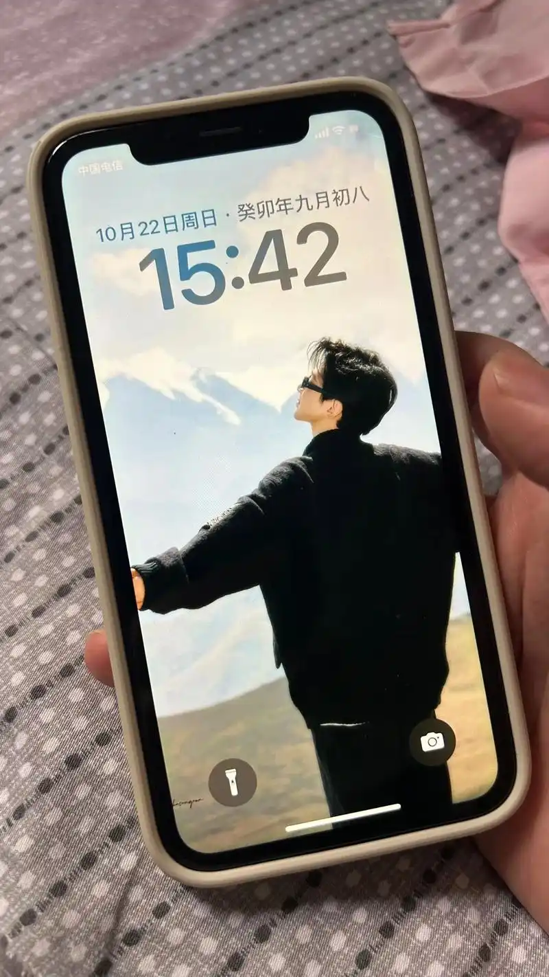 白敬亭张开双臂背影壁纸.