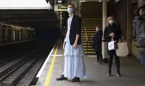 哈卷穿裙子被骂惨普通男生穿裙子上街会怎样这小哥做了个实验