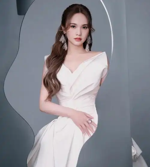 杨丞琳一袭白裙简单大方,优雅高贵,魅力可人!_高清图集_新浪网