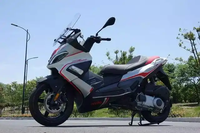 图文版 | 艾普瑞利亚 aprilia sr max300 中型踏板,骑士网呆子评测