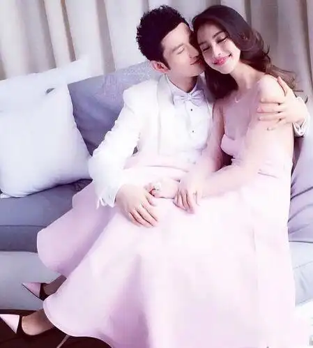 5月27日,黄晓明和angelababy(杨颖)两人先后在微博上晒出结婚证后