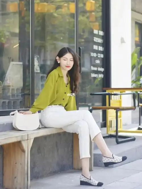 依旧是通勤日常look选择了充满活力的牛油果绿色法式上衣搭配奶白直筒