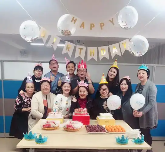 四季度员工生日会活动 写美篇工会人员为生日会精心布置了场地,特意