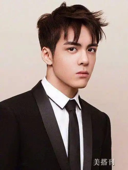 漫撕男曾舜晞穿运动外套搭配帆布鞋青春帅气梳背头气质超a