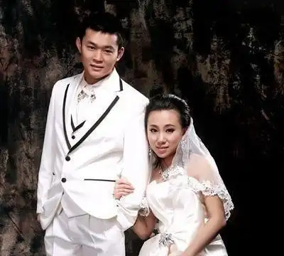 赵本山爱徒丫蛋近照像大妈腰身浑圆孕味浓老公是前夫师弟