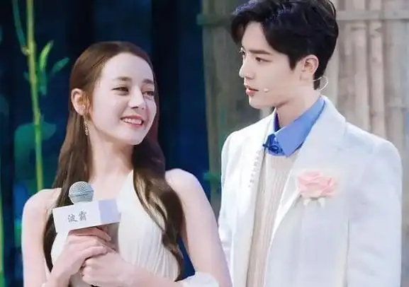 1,杨洋迪丽热巴八字姻缘:杨洋和迪丽热巴参加《荣耀》庆功宴,这二人站