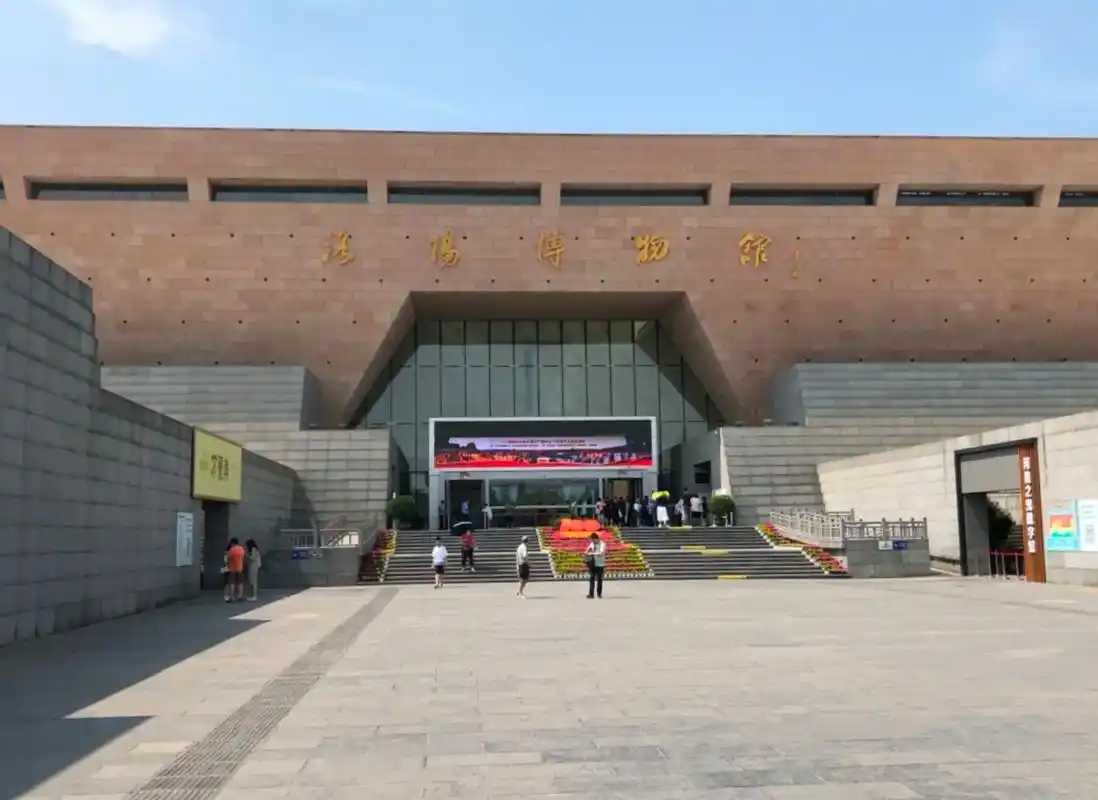 洛阳博物馆位于河南省洛阳市洛龙区聂泰路,占地300亩