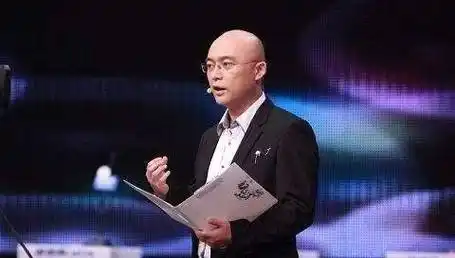 节目中观众都喜欢称孟非为"孟爷爷",主要是因为其主持风格幽默,而且