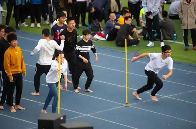 光脚的不怕穿鞋的清华大学学霸赤脚参加运动会