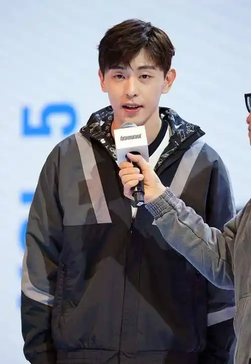 邓伦运动风的造型还挺有学生气的,看起来很显小,很有校草的感觉_时尚