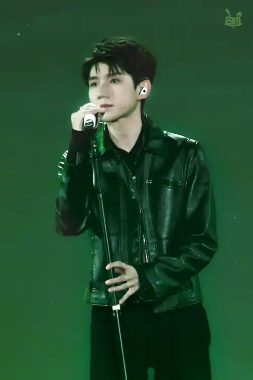 王源出席qq音乐巅峰盛典