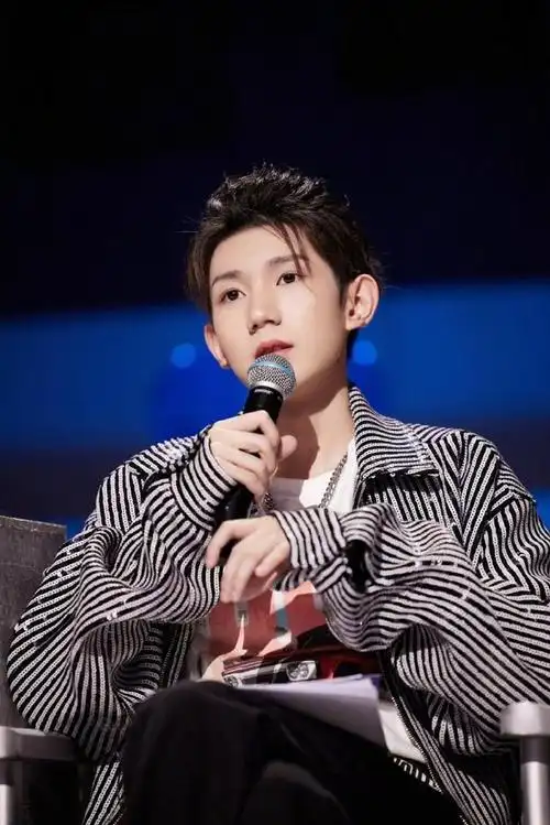 《明日创作计划》召集人tfboys-王源接受专访时的回应!