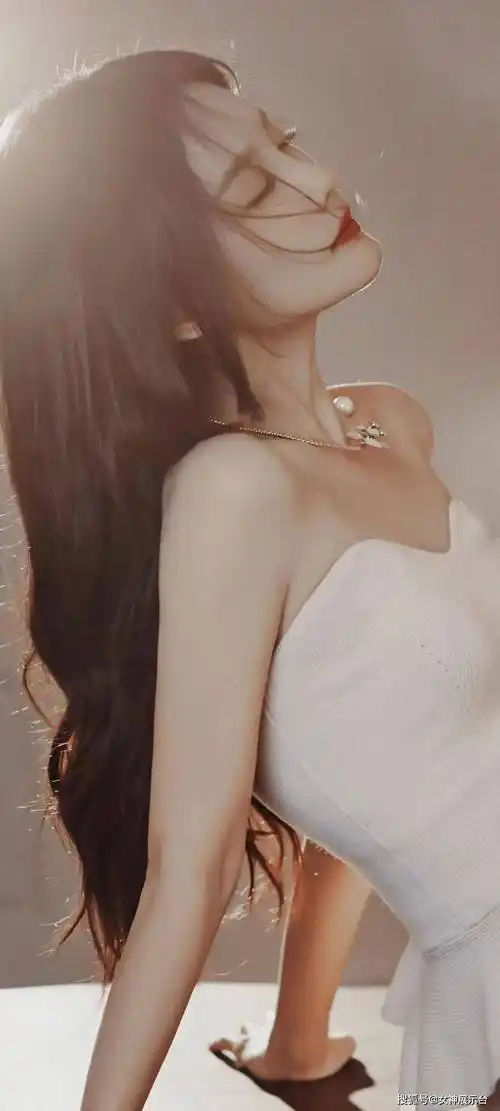 李一桐惊艳身材曝光:颜值与实力并存的女神_胡一天_比例_网友
