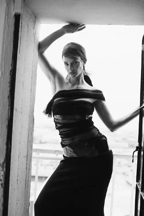 模特barbara palvin登上荷兰版《numéro》2024年6月刊数字封面,湿发