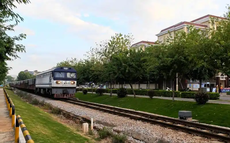 开启爆闪模式大灯的东风21原型车002号机车与009号机车 双机推挽中亚