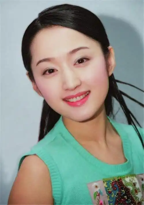 看了杨钰莹年轻时的照片,才明白反应过来,黄安为何愿意跪着追她