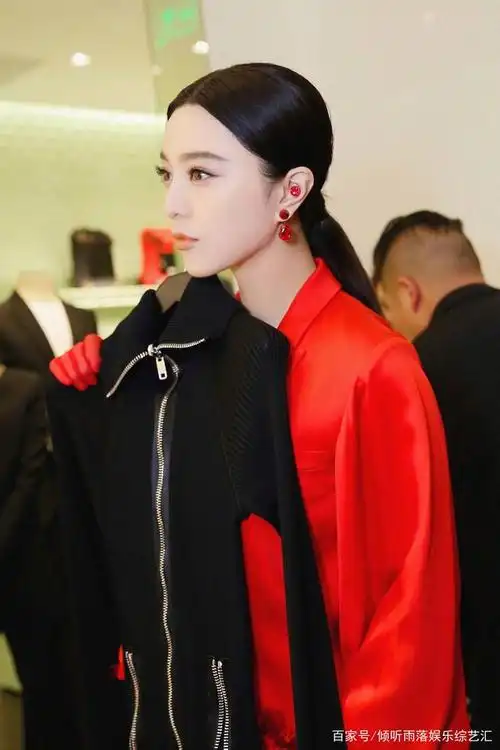 范冰冰昔日一身红色出席活动,肤白貌美好像新娘子一般