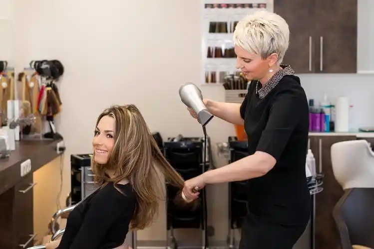 剪发理发的美女高清图片