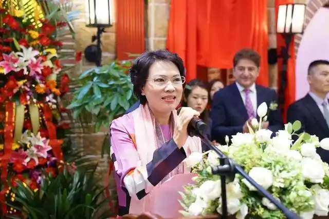 玉珠的感情和创业故事为线索,也从侧面反应了义乌改革发展30多年曲折