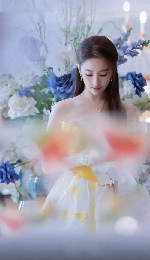 刘亦菲身着一袭来自susucouture金黄色郁金香花摆礼服