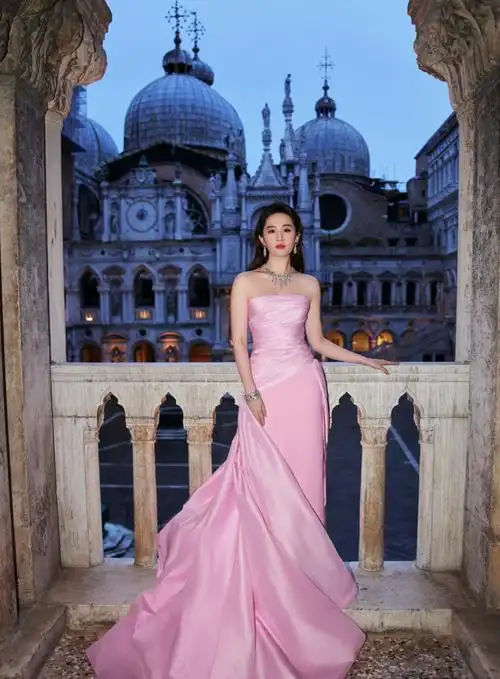 刘亦菲,安妮·海瑟薇,lisa"在逃公主"礼服不输戛纳红毯,快来票选你