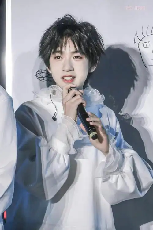 贺峻霖美图集中楼